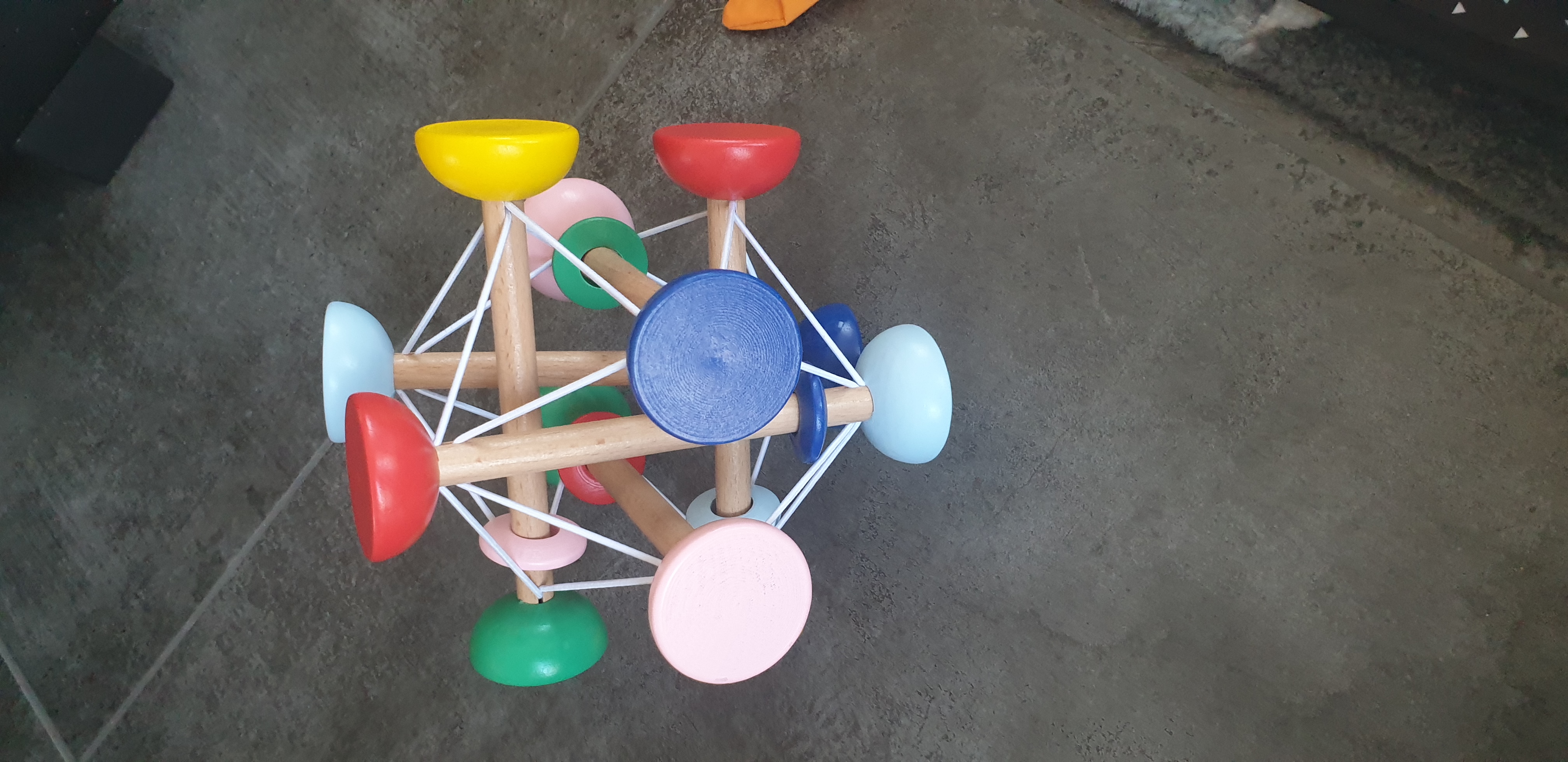 Hochet atome en bois Clearance