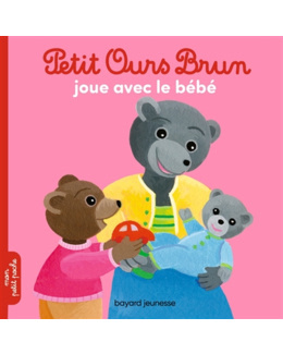 Petit Ours Brun joue avec le bébé