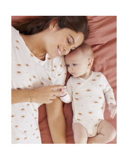 Ensemble en jersey nuisette d'allaitement + body pour bébé imprimé soleils
