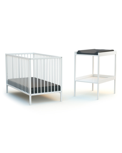 Chambre bébé lit et table à langer en bois