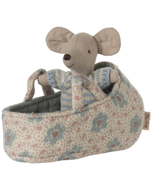 Bébé souris dans la nacelle