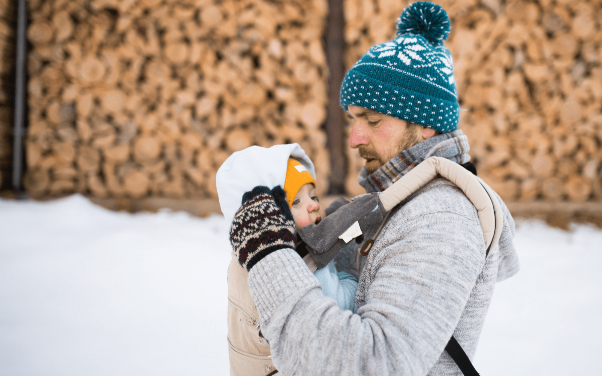 Comment être assuré·e que votre bébé a bien chaud dans son porte-bébé ?