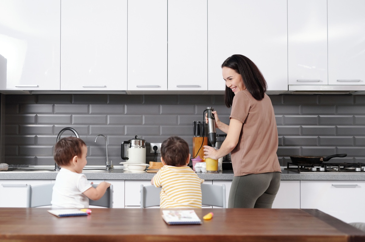 Maman préparant un repas maison pour ses enfants