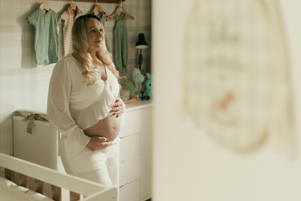 Future maman préparant l'arrivée de bébé dans la chambre