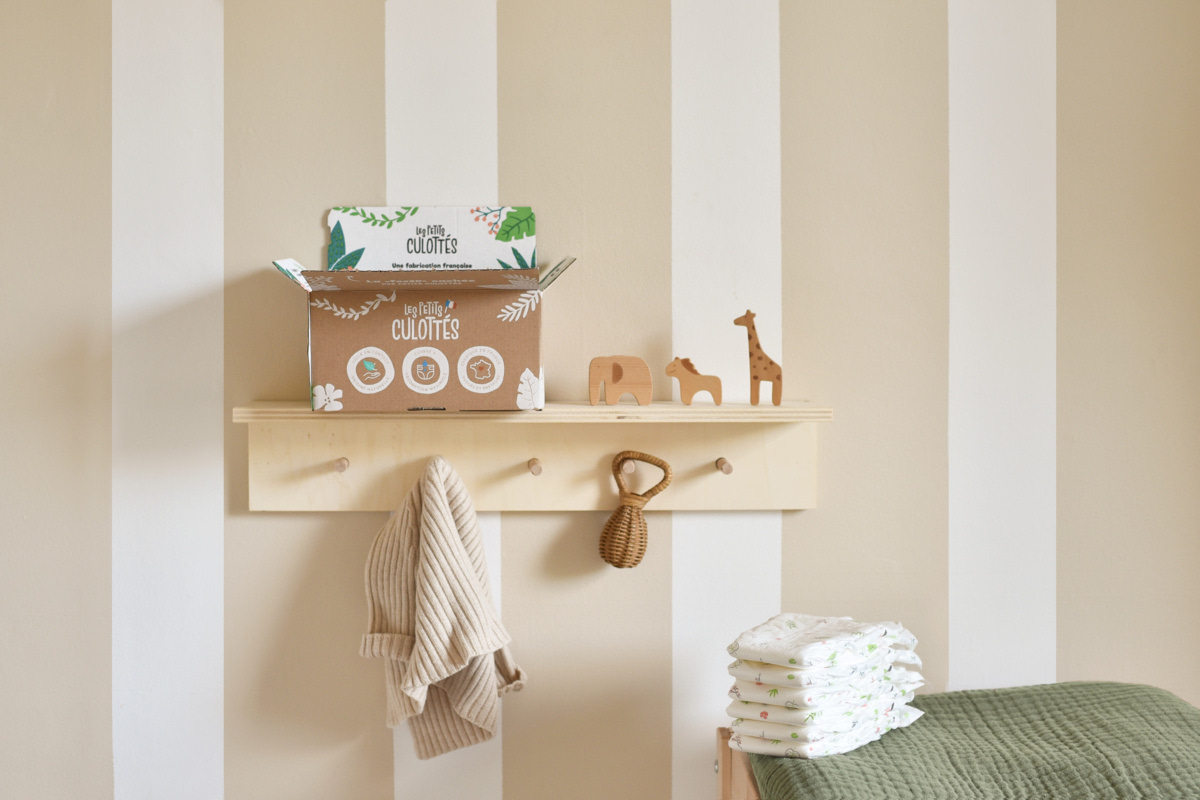 Carton de couches Les Petits Culottés dans une chambre de bébé