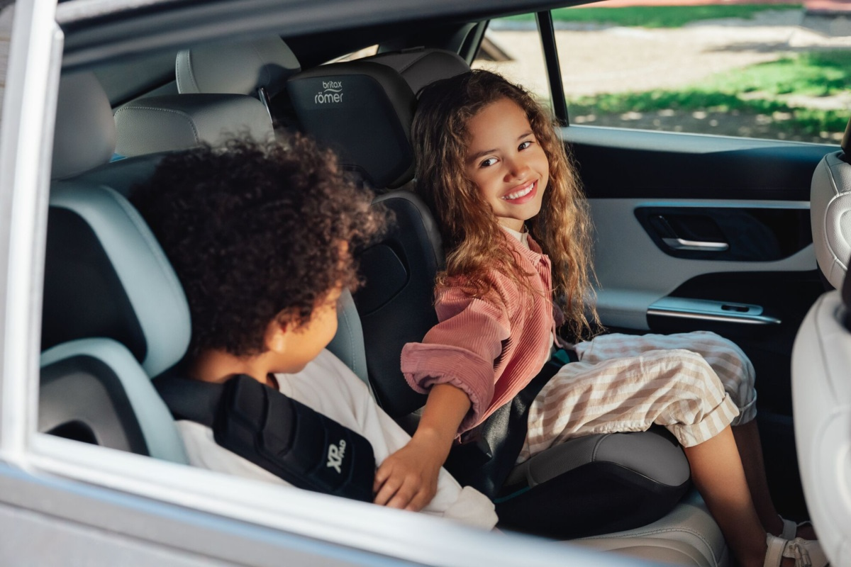 Enfants correctement installés dans des sièges-auto après des tests de sécurité ADAC