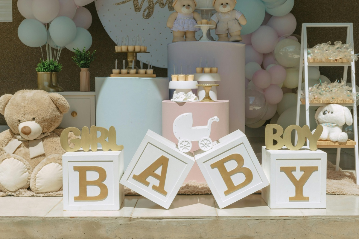 Décoration de baby shower avec lettres BABY, ballons pastel et mise en scène pour fête prénatale