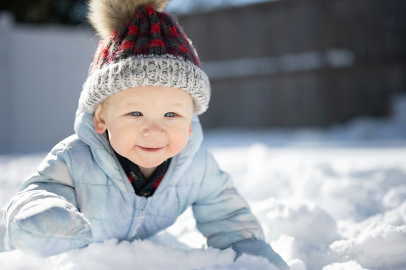Comment habiller bébé en hiver ? Conseils et astuces pour le garder au chaud