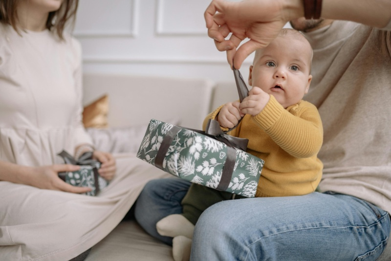 Parents offrant des cadeaux à leur bébé à la maison