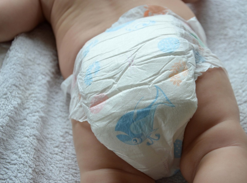 Gros plan sur une couche bébé en contact avec la peau