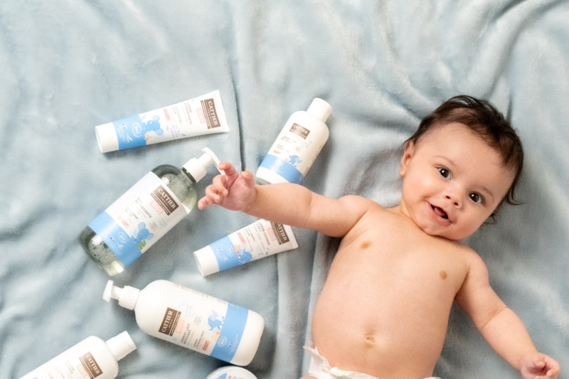 Soins bébé bio Cattier disposés autour d'un bébé sur une couverture