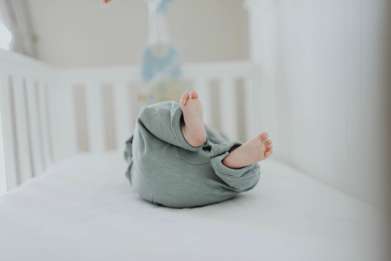 Bébé allongé sur le matelas de son lit