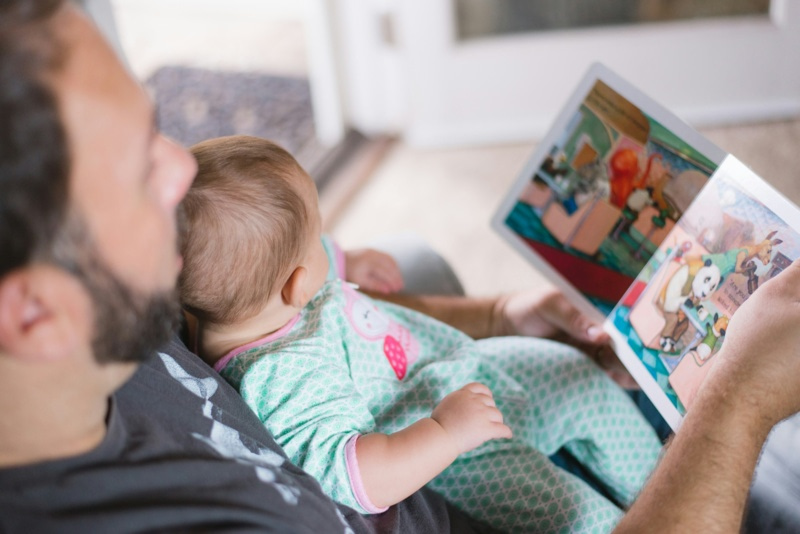 Papa lisant une histoire à son bébé avant le coucher