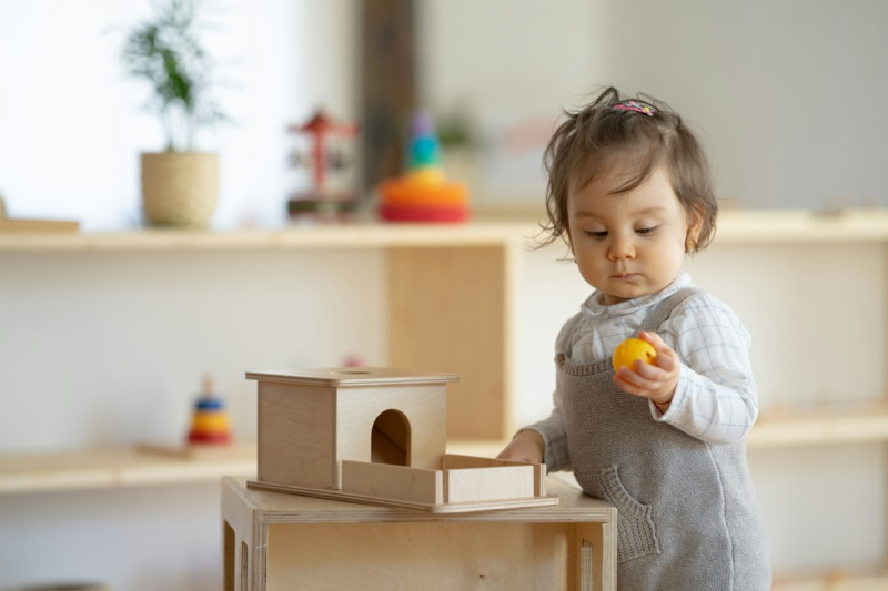 Comprendre la pédagogie Montessori : une approche éducative pour l'autonomie de votre enfant