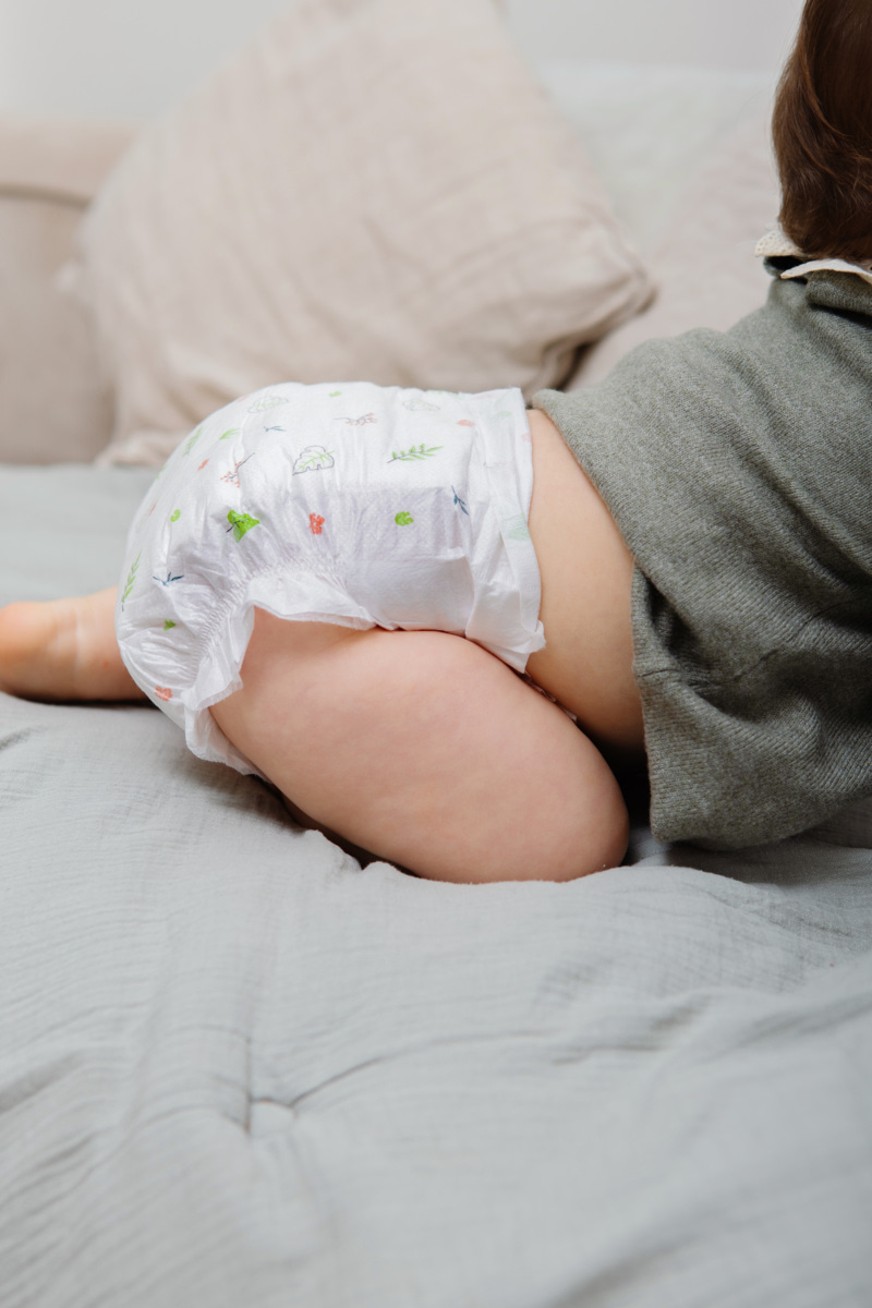 Couche bébé bien ajustée au niveau des cuisses et du dos
