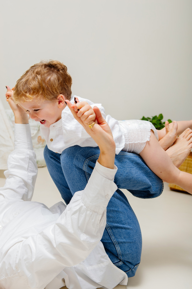 Parent jouant avec son enfant portant une couche adaptée
