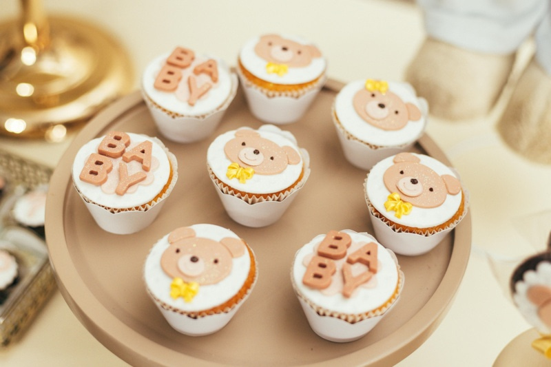 Cupcakes décorés ourson pour baby shower, idées de buffet sucré pour fête prénatale