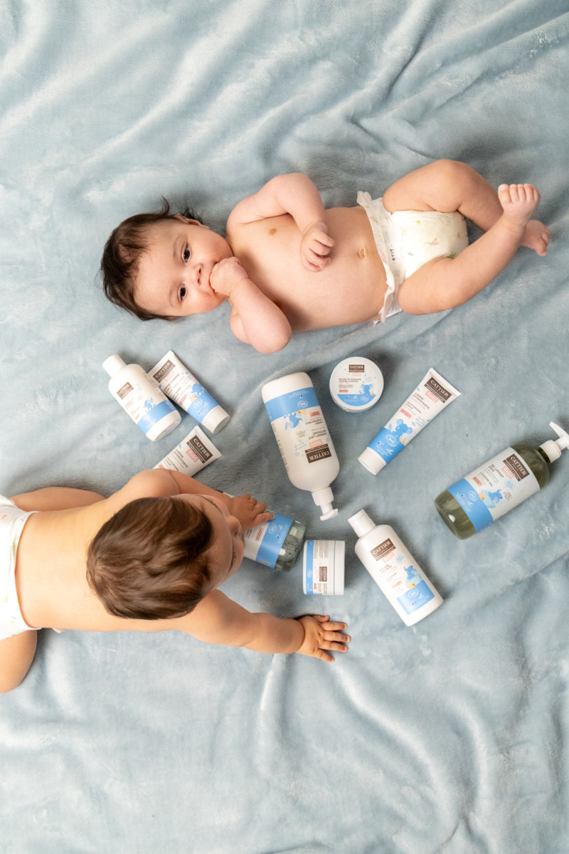 Gamme de soins bébé bio Cattier utilisée dans la routine de soin quotidienne