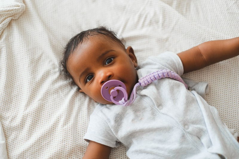 Quand et comment sevrer bébé de la sucette ?
