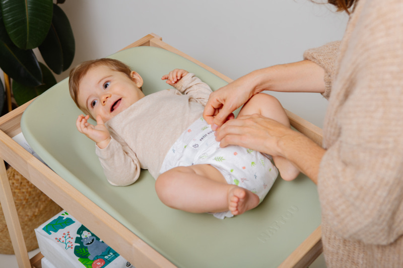 Bébé sur une table à langer pendant le change