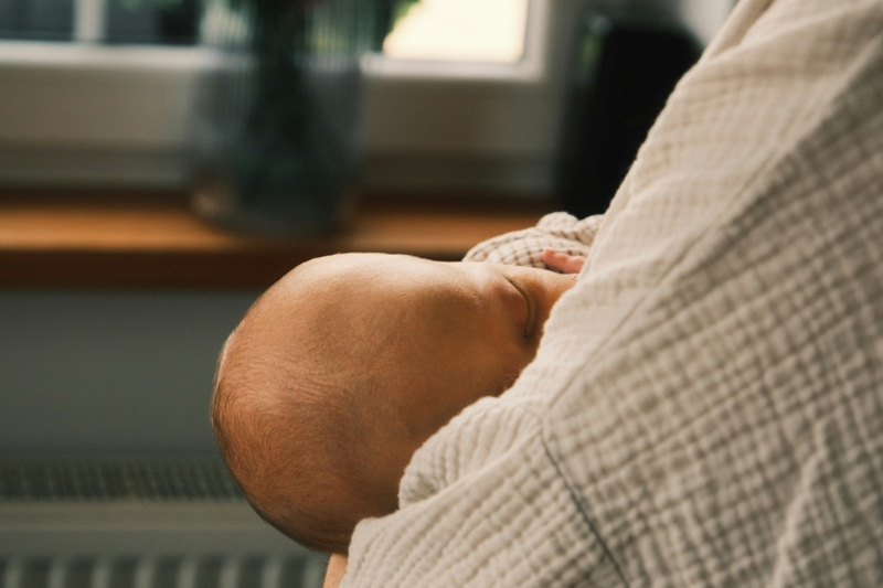 Maman allaitant son nouveau-né