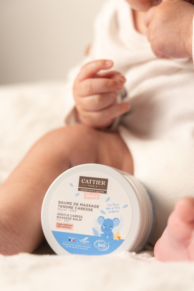 Baume de massage bébé appliqué lors d'un moment de soin