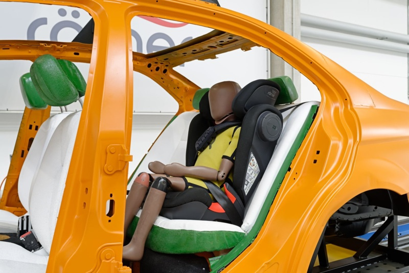 Banc de crash-test ADAC avec siège-auto enfant installé dans une structure de véhicule