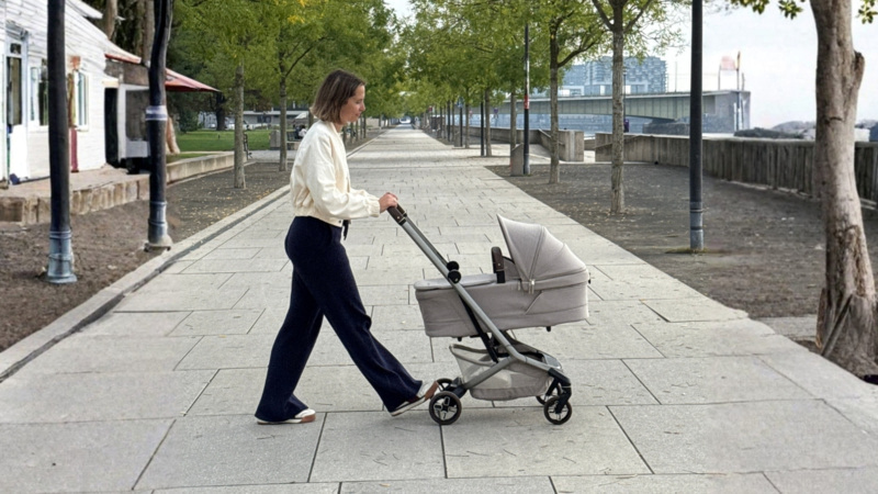 Poussette Maxi-Cosi Fame Cabin lors d'une balade en ville