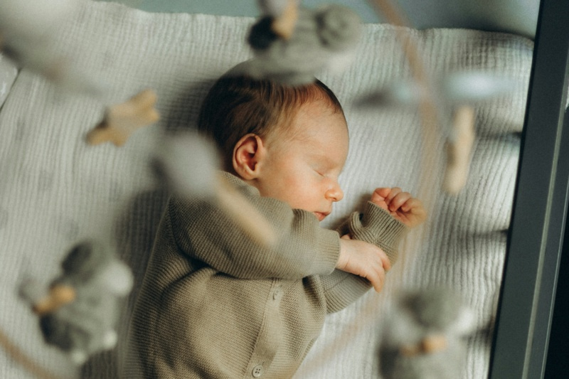 Bébé endormi dans son lit