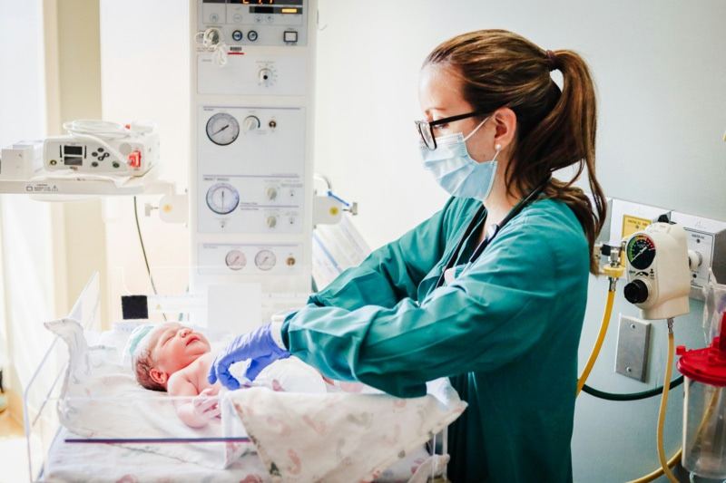 Choisir une maternité : quels critères prendre en compte pour un accouchement serein ?