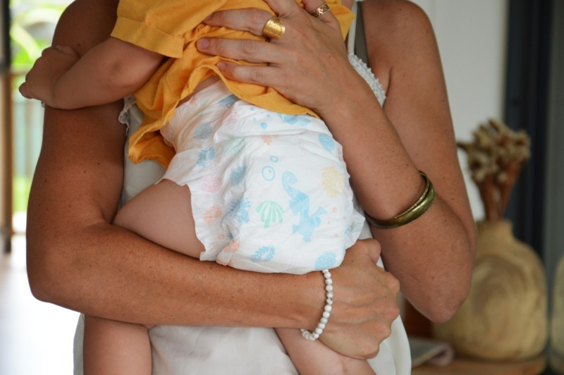 Bébé porté avec une couche confortable adaptée à sa morphologie