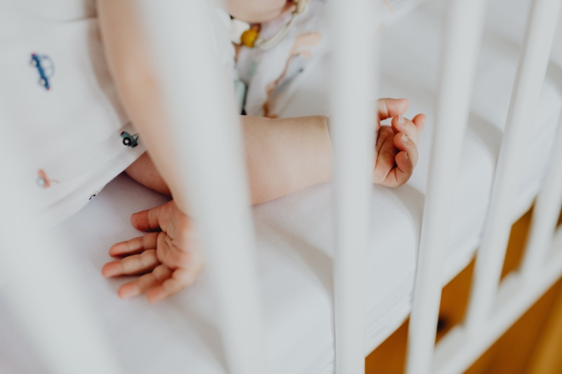Bébé endormi dans son lit