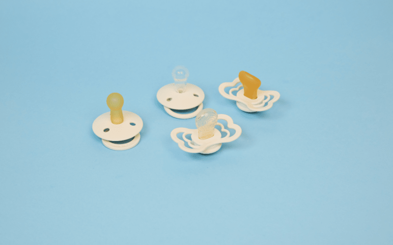 Plusieurs tétines BIBS pour illustrer différentes formes et sensations