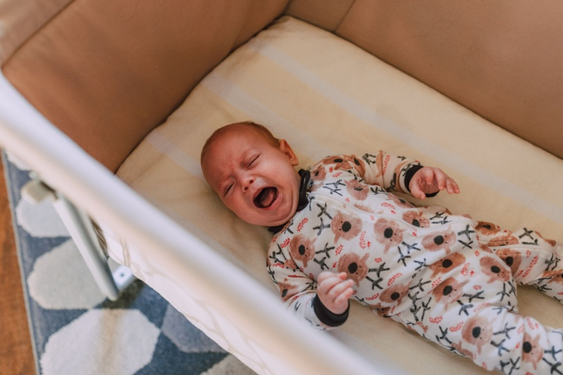 Bébé qui pleure dans son lit après son réveil