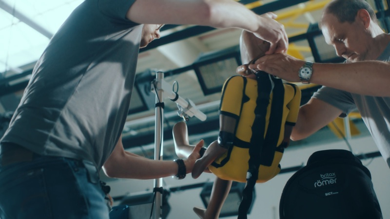 Mannequin enfant utilisé lors des crash-tests ADAC pour évaluer la sécurité des sièges-auto