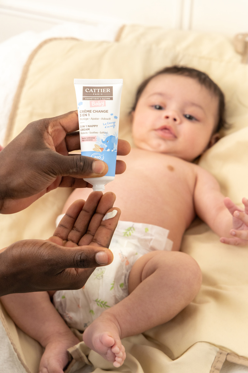 Application d'une crème pour le change sur la peau de bébé