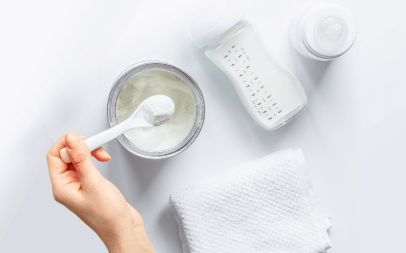 Bien préparer un biberon : les bons gestes pour le confort de bébé