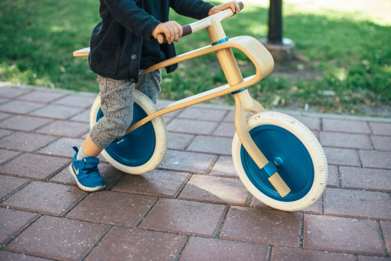 Comment choisir entre porteur, tricycle, trottinette et draisienne ?