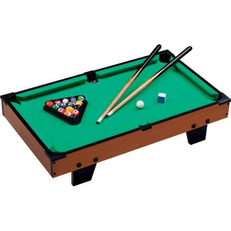 Boules, Queue Et Craie De Billard Dans Une Table De Billard Bleue