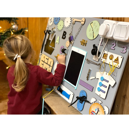 Avis Tableau d'activité sensoriel Montessori Busy Board Mia 3TOYSM 4