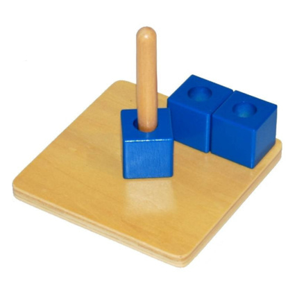 Avis Cubes sur tige verticale ambiance montessori 1