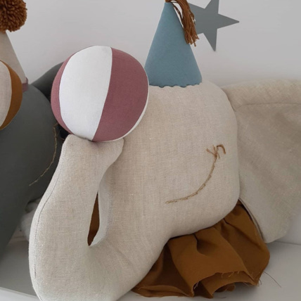 Avis Trophée mural enfant en lin, Éléphant de cirque beige Sevira Kids 2
